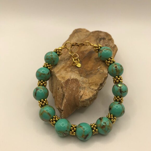 Turquoise Sea Shell Beaded Bracelet with large Stainless Steel Gold Plated Clasp - Picture 5 of 11